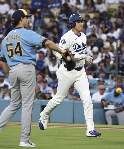 ブルワーズ戦の1回、中飛に倒れたドジャース・大谷=ロサンゼルス(共同)