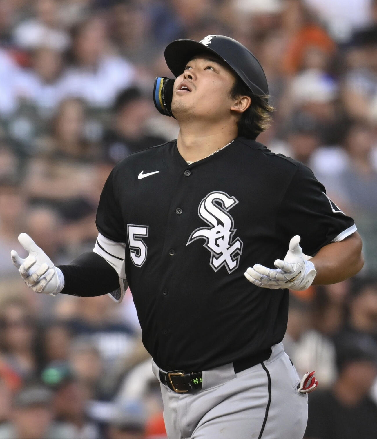 タイガース戦の4回、27号ソロを放ち本塁前で天を見上げるホワイトソックス村上（共同）