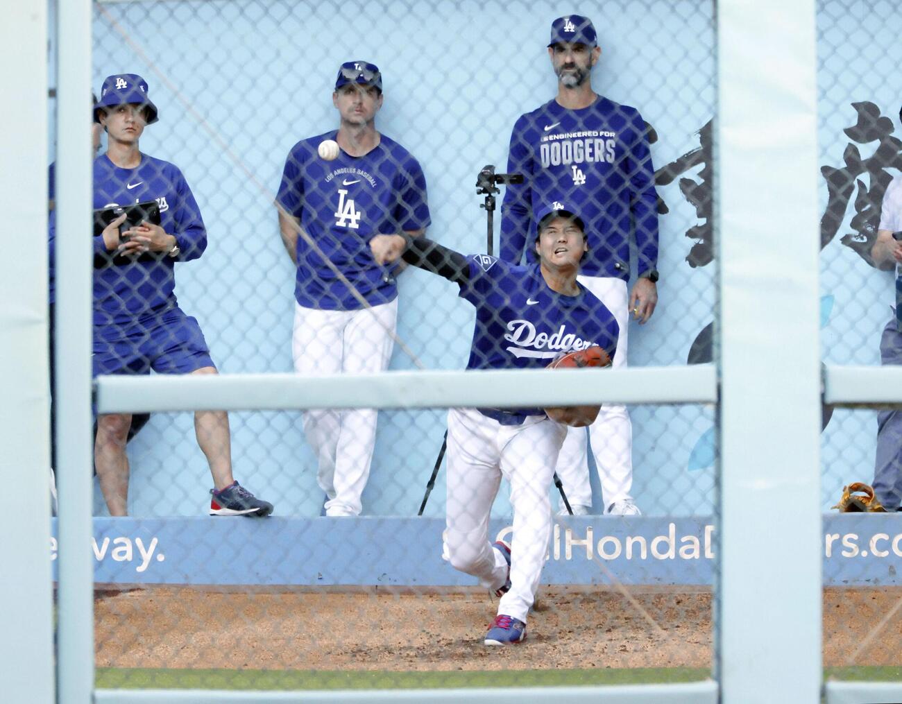 ブルペンで投球練習するドジャース大谷（共同）