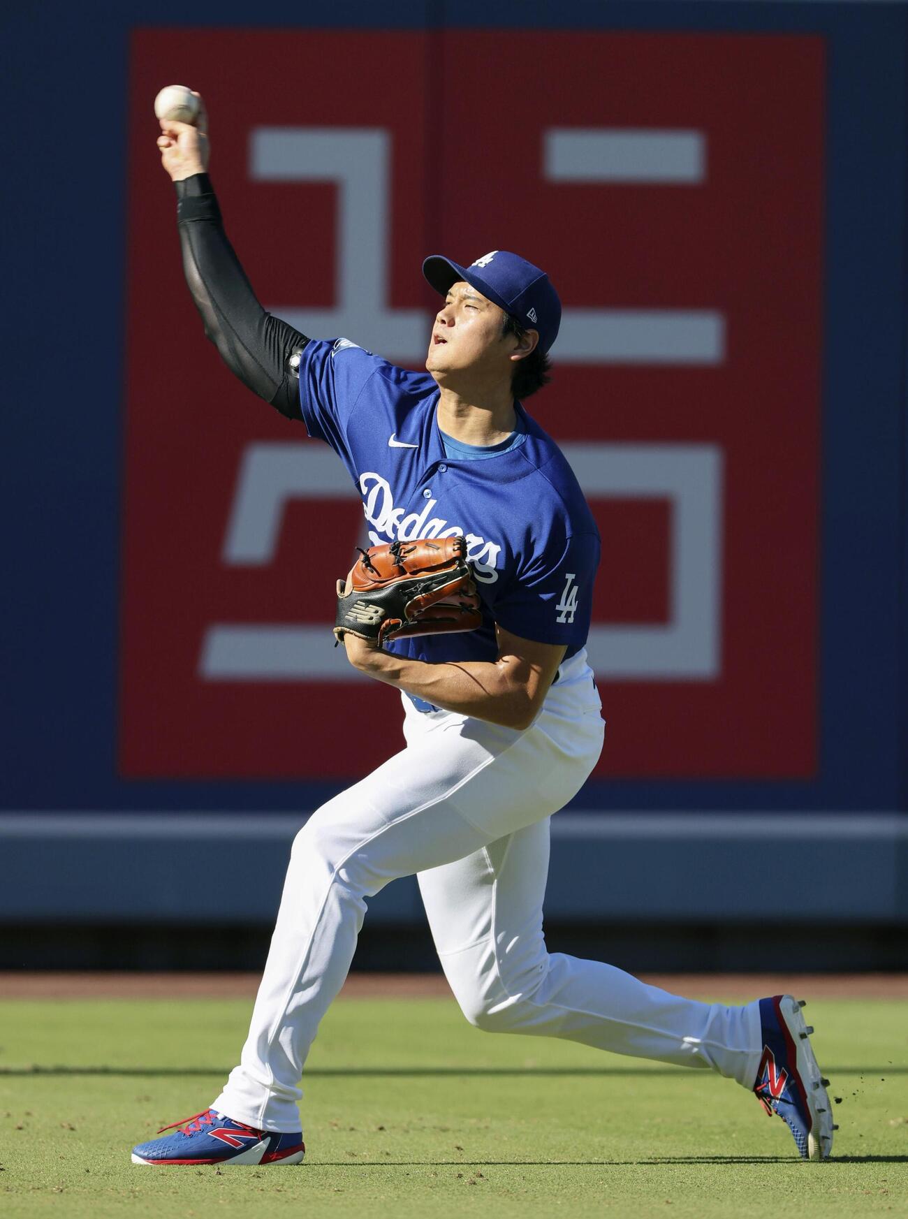 キャッチボールするドジャース大谷（共同）