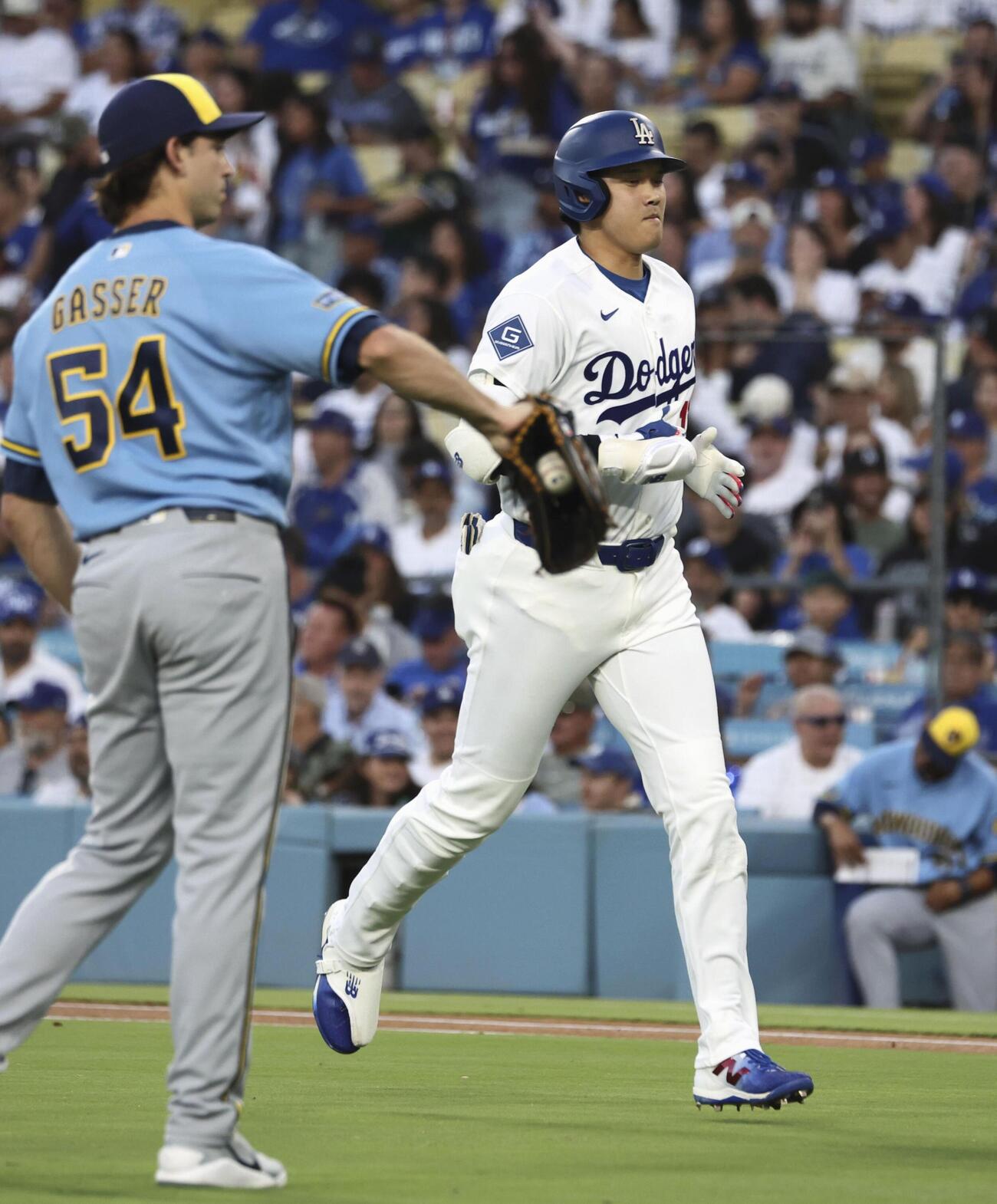 ブルワーズ戦の1回、中飛に倒れたドジャース・大谷＝ロサンゼルス（共同）