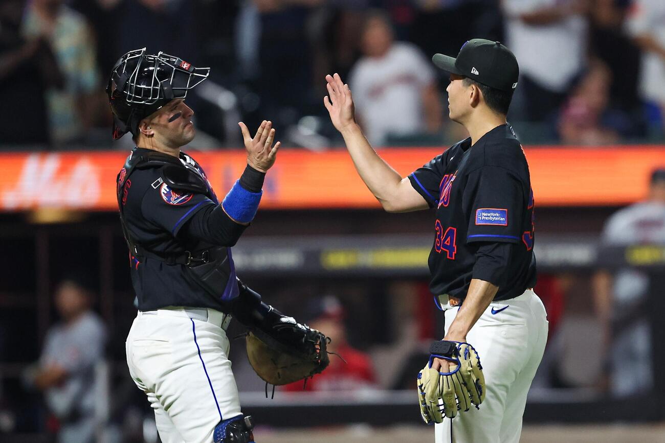 メッツ対ナショナルズ　試合後、トレンスと勝利を祝福しあうメッツ千賀（AP）