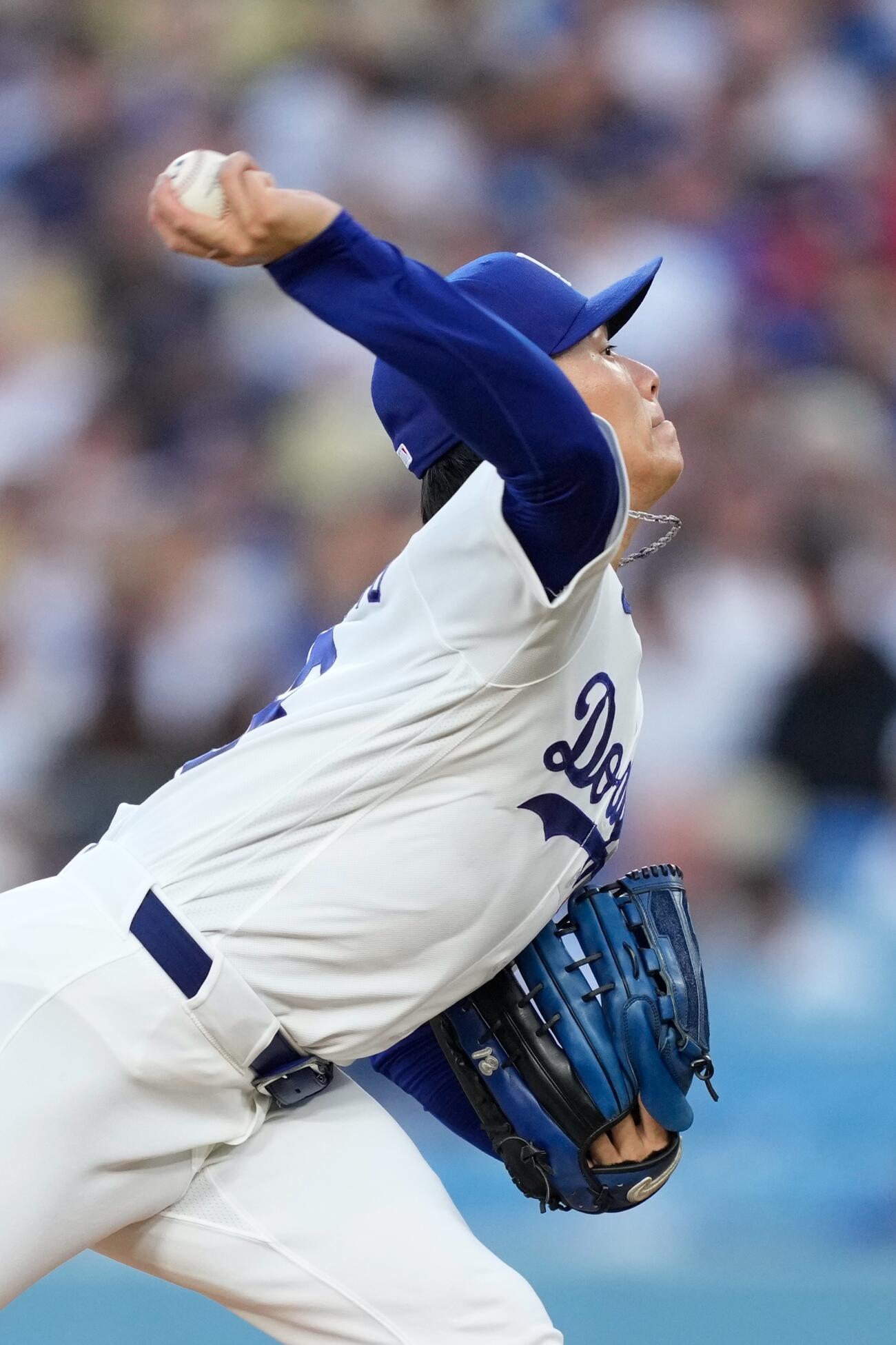 ブルワーズ戦で力投するドジャース山本由伸（AP）