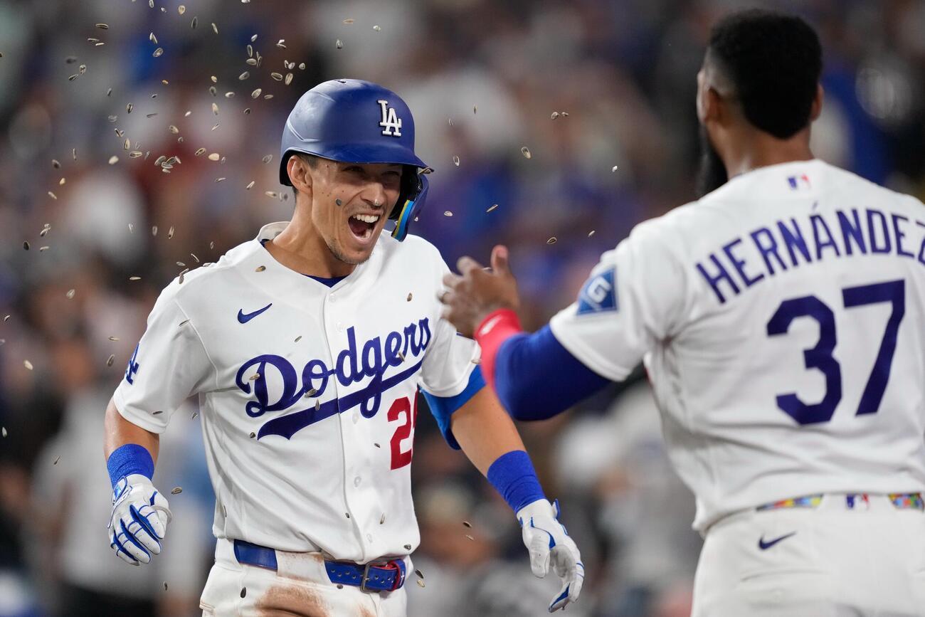ブルワーズ戦6回、本塁打を放ったドジャースのエドマン（AP）