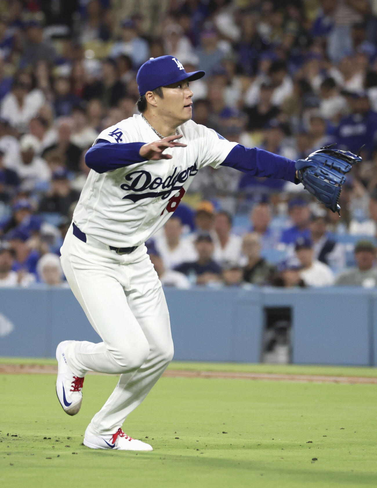 ブルワーズ戦の4回、打球を処理するドジャース山本＝ロサンゼルス（共同）