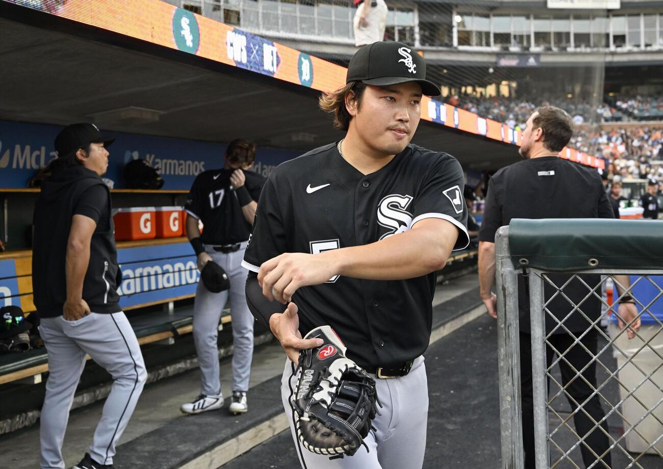タイガース戦の3回の攻撃を終え一塁の守備に向かうホワイトソックス・村上＝デトロイト（共同）
