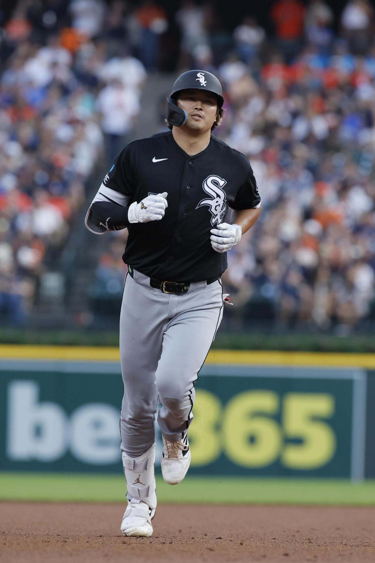 タイガース戦の4回、27号ソロを放ち塁を回るホワイトソックス・村上＝デトロイト（ゲッティ＝共同）