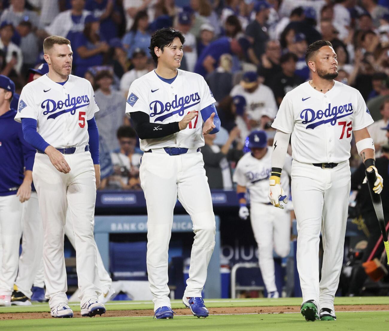 ブルワーズに勝利し、チームメートを迎えに出るドジャース・大谷（中央）＝ロサンゼルス（共同）