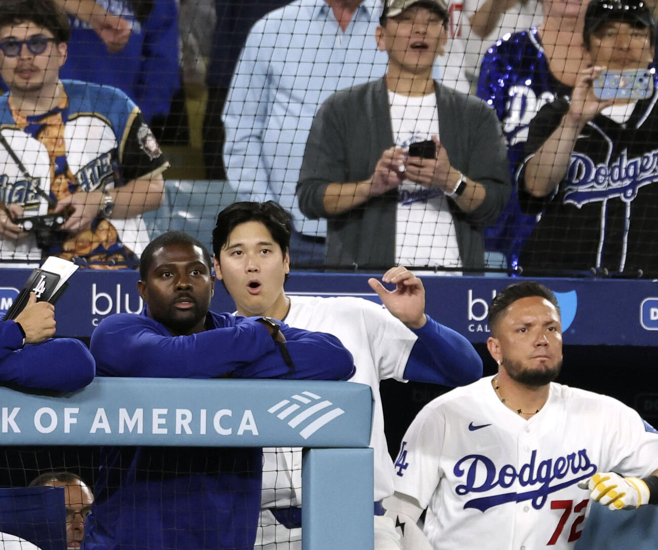 ブルワーズに勝利し、喜ぶドジャース・大谷（中央）＝ロサンゼルス（共同）