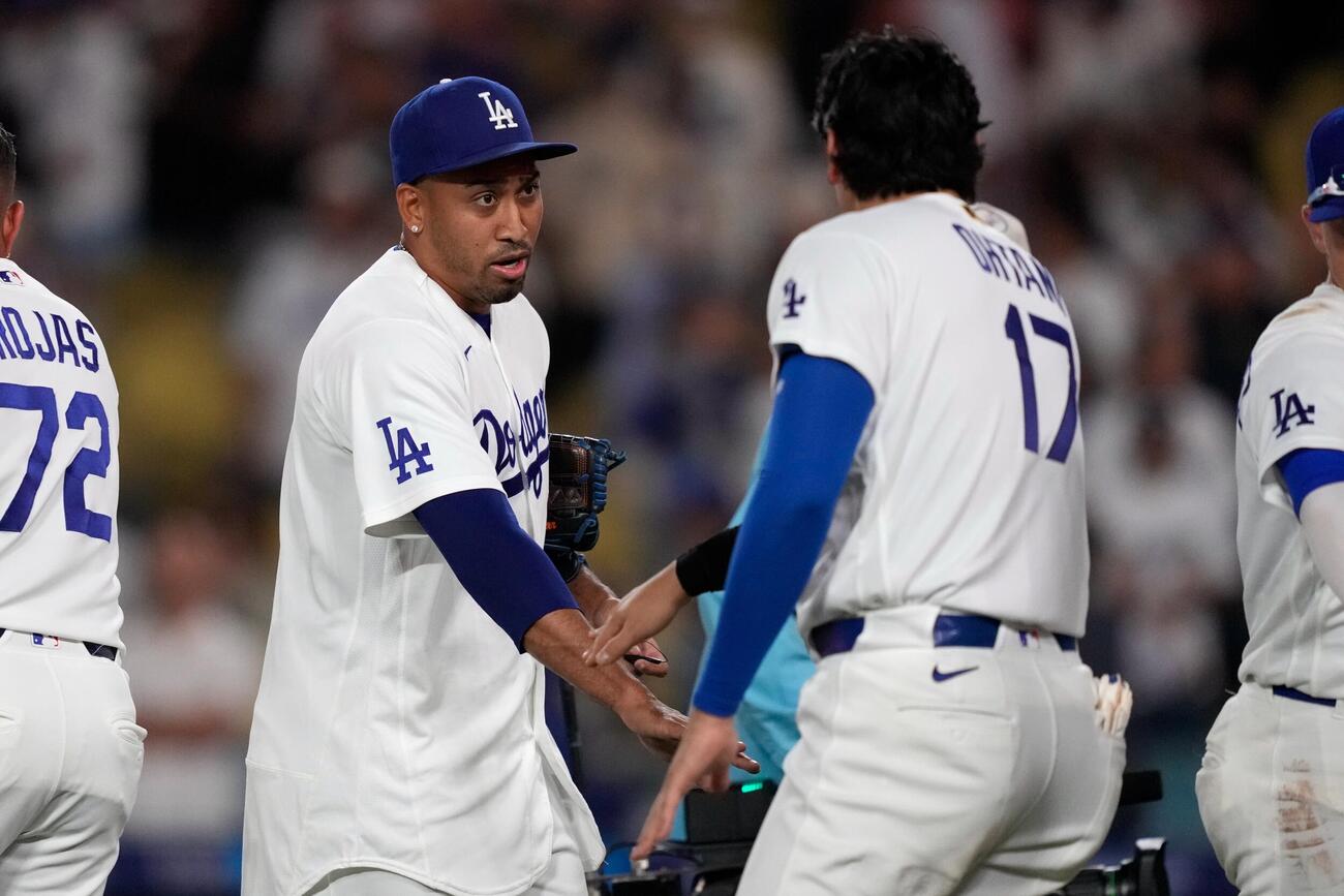 2026年8月14日、ブルワーズに勝利し大谷翔平と握手を交わすエドウィン・ディアス（AP）