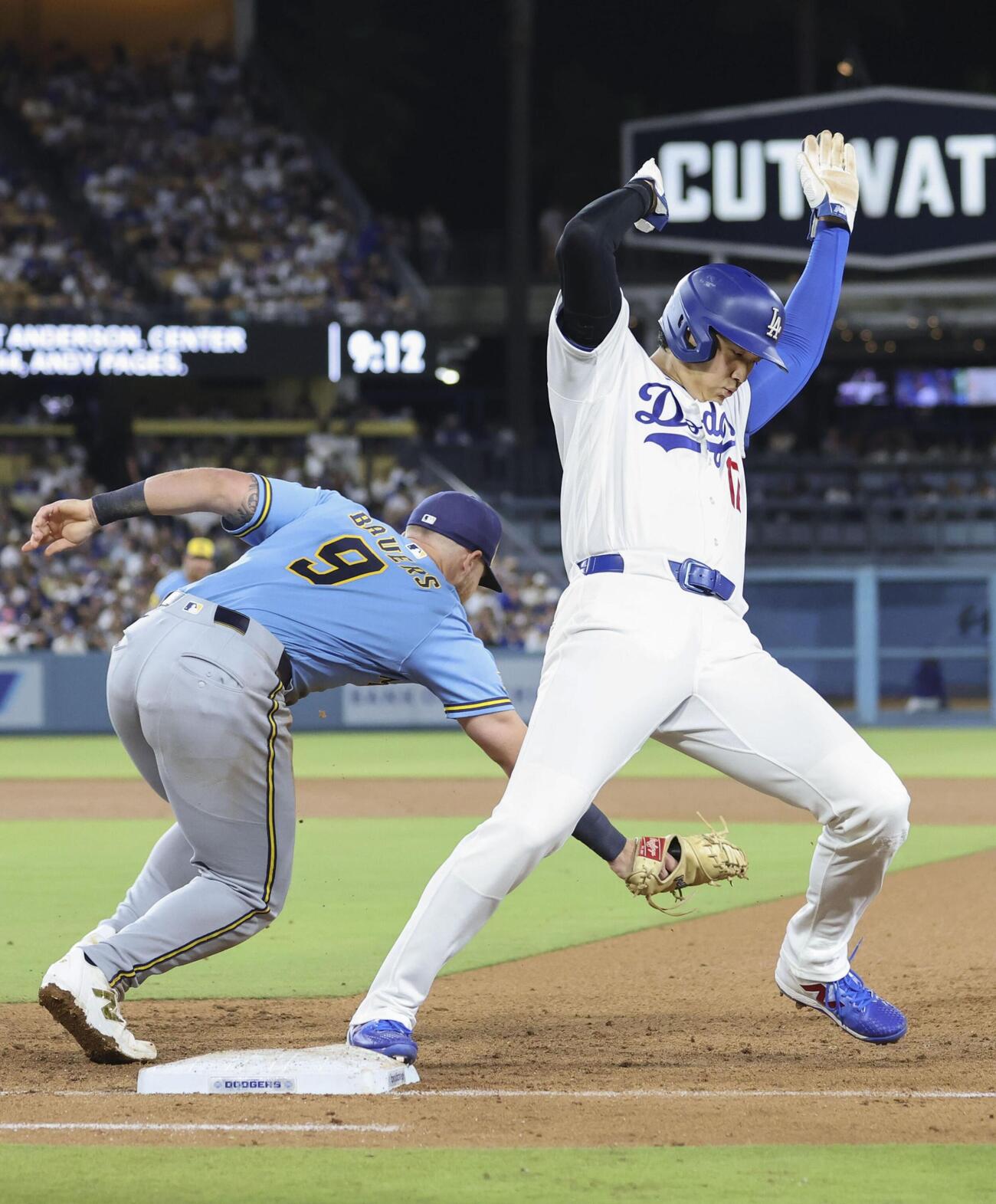 ブルワーズ戦の7回、けん制をよけるドジャース・大谷＝ロサンゼルス（共同）