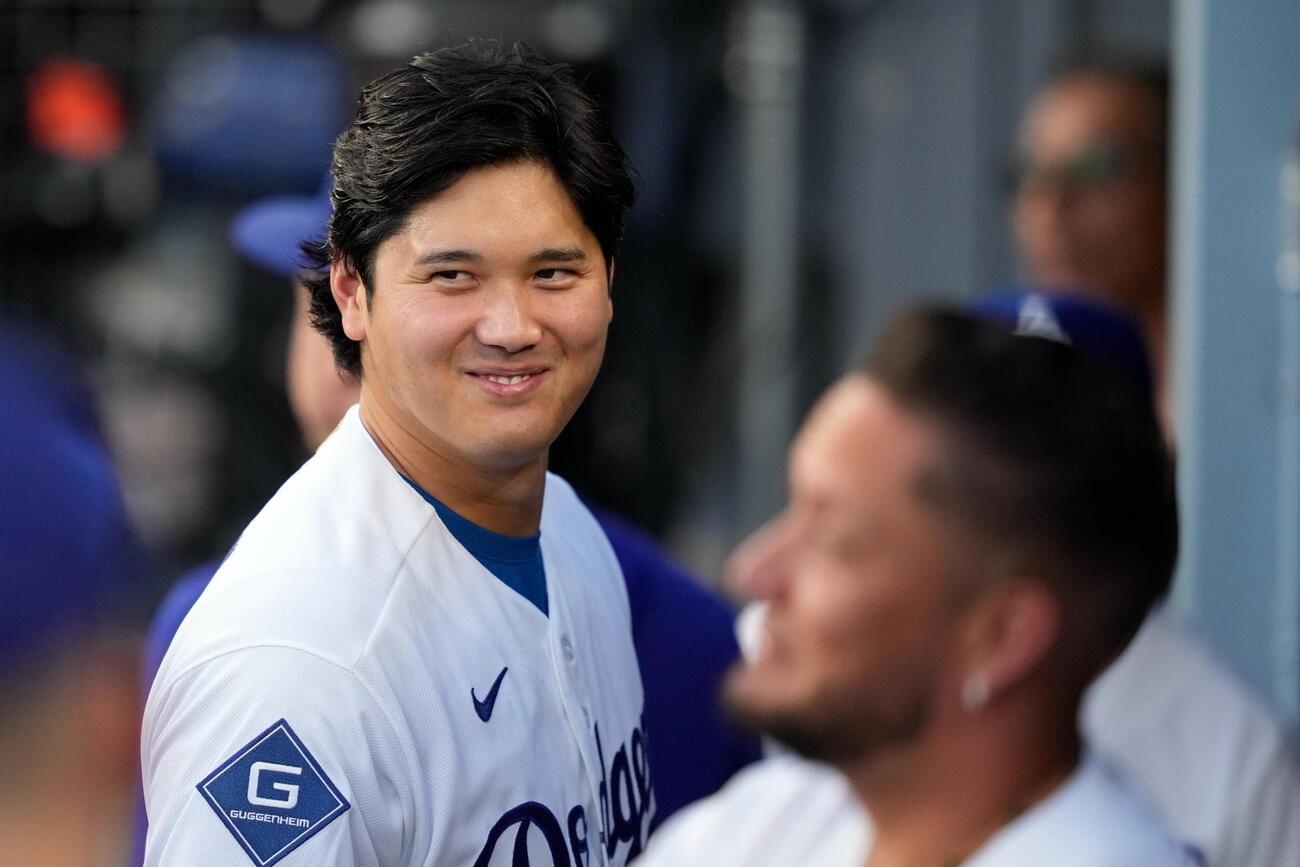試合前、笑顔を見せるドジャースの大谷翔平(AP)