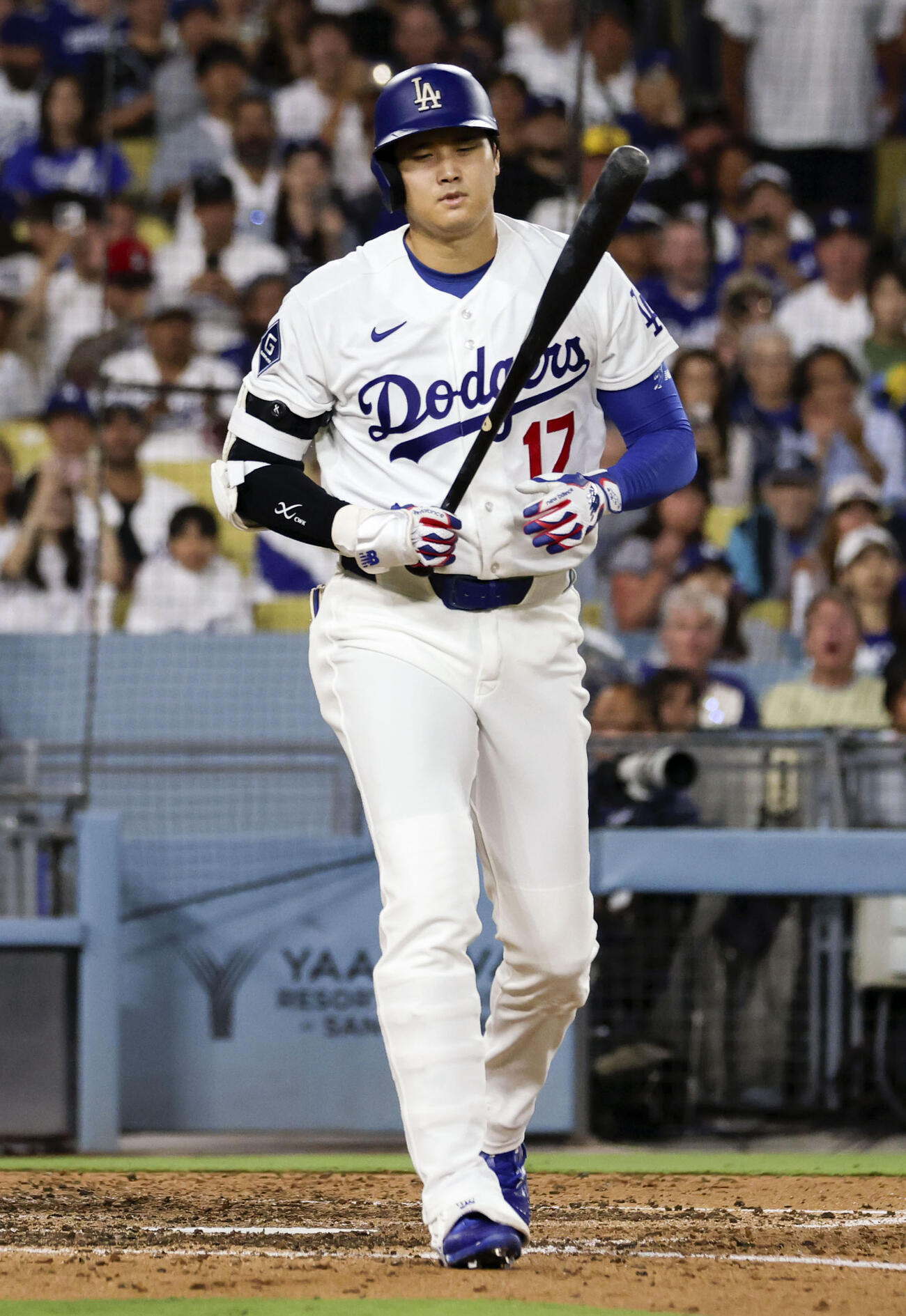ブルワーズ戦の7回、四球で出塁するドジャース・大谷＝ロサンゼルス（共同）