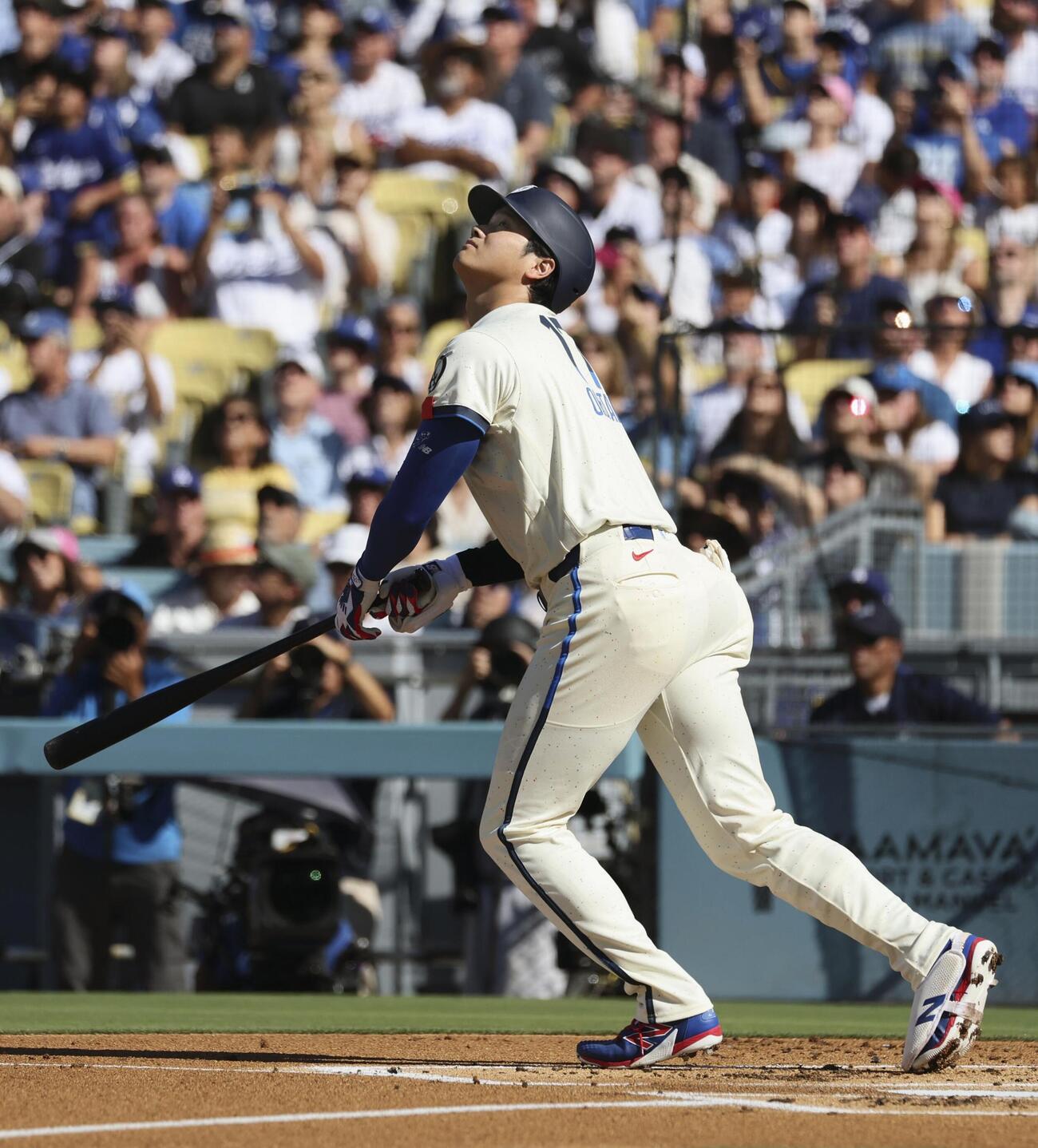 ブルワーズ戦の1回、三飛に倒れるドジャース・大谷＝ロサンゼルス（共同）