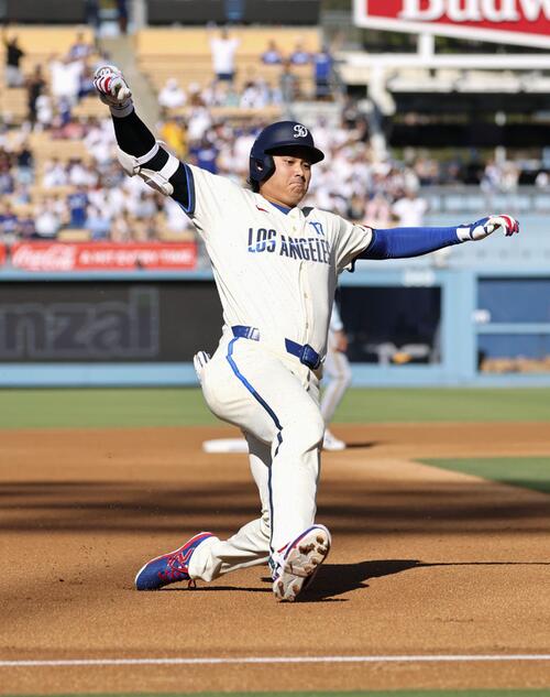 ブルワーズ戦の3回、適時三塁打を放ったドジャース・大谷＝ロサンゼルス（共同）