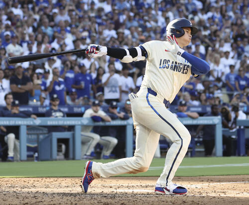 ブルワーズ戦の5回、空振り三振に倒れるドジャース・大谷＝ロサンゼルス（共同）