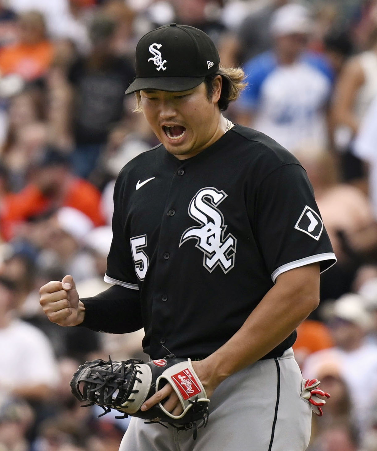 タイガースに勝利し、ガッツポーズするホワイトソックス村上（共同）