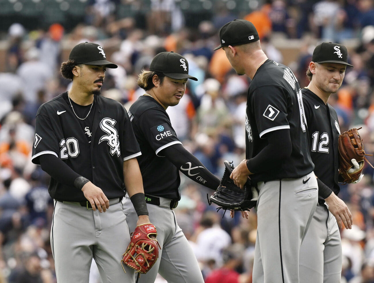 タイガースに勝利し、チームメートとタッチを交わすホワイトソックス・村上（左から2人目）＝デトロイト（共同）
