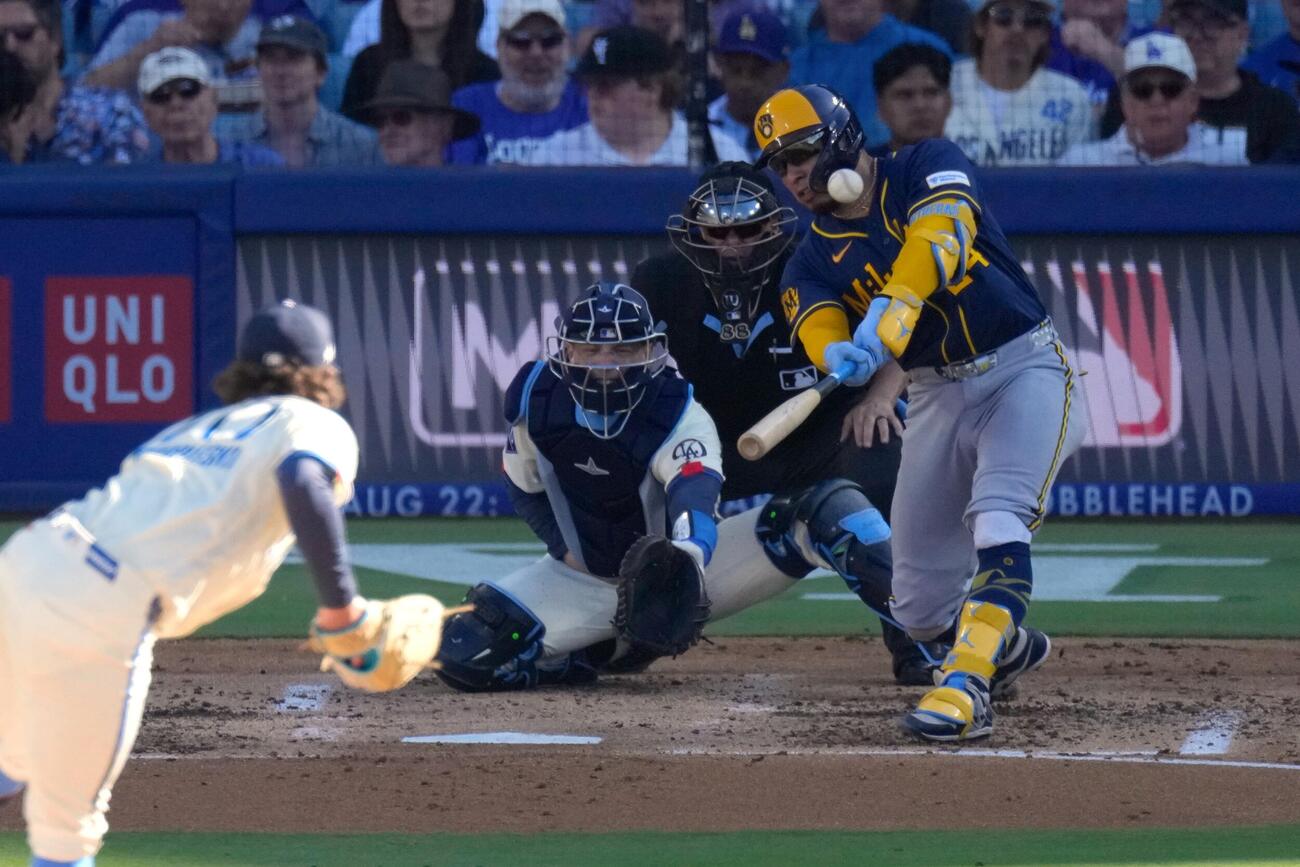 ドジャース戦4回、2ランを放つブルワーズ・コントレラス（AP）