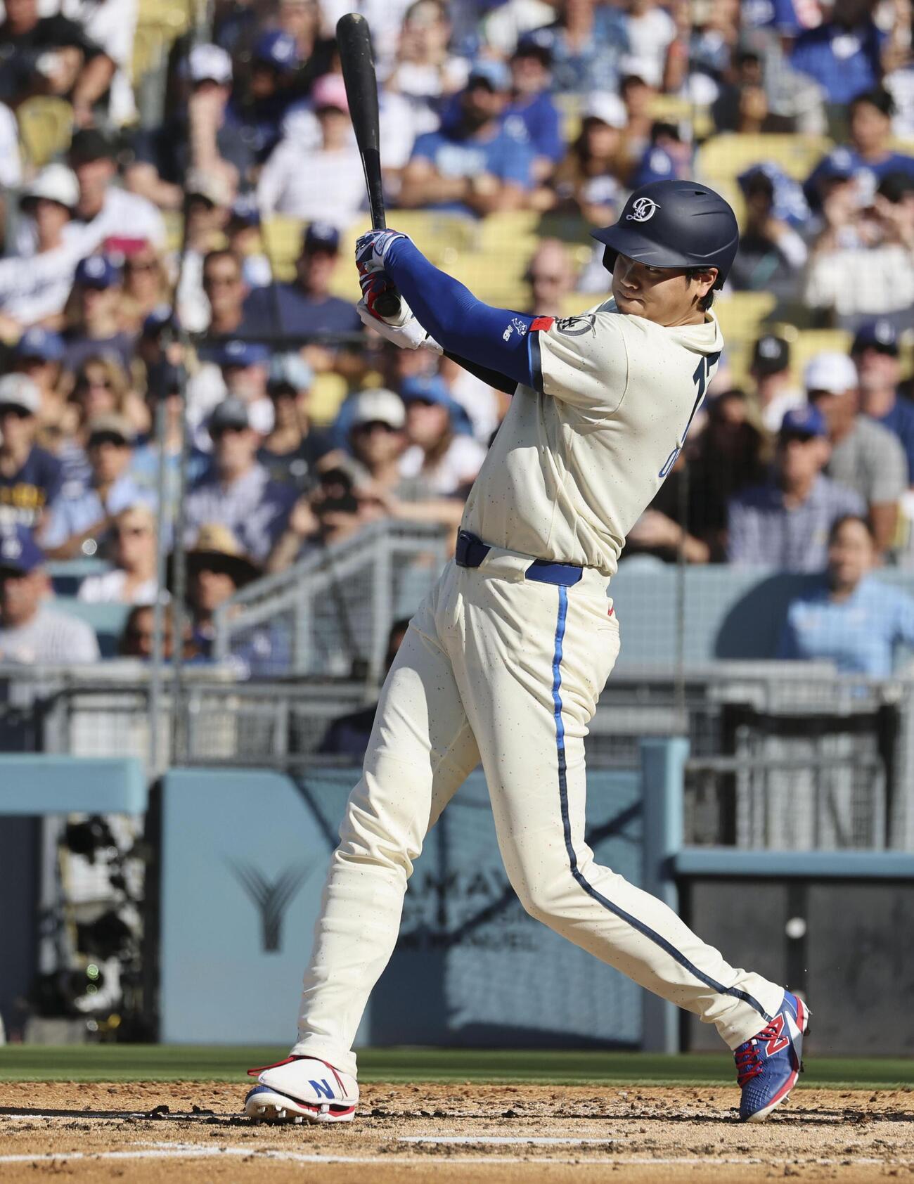 ブルワーズ戦の3回、適時三塁打を放つドジャース・大谷＝ロサンゼルス（共同）