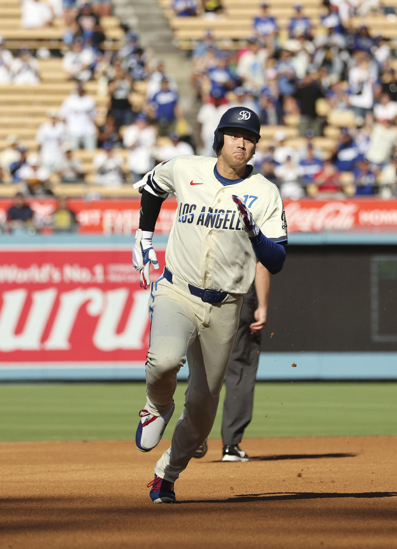 ブルワーズ戦の3回、適時三塁打を放ち三塁へ向かうドジャース・大谷＝ロサンゼルス（共同）