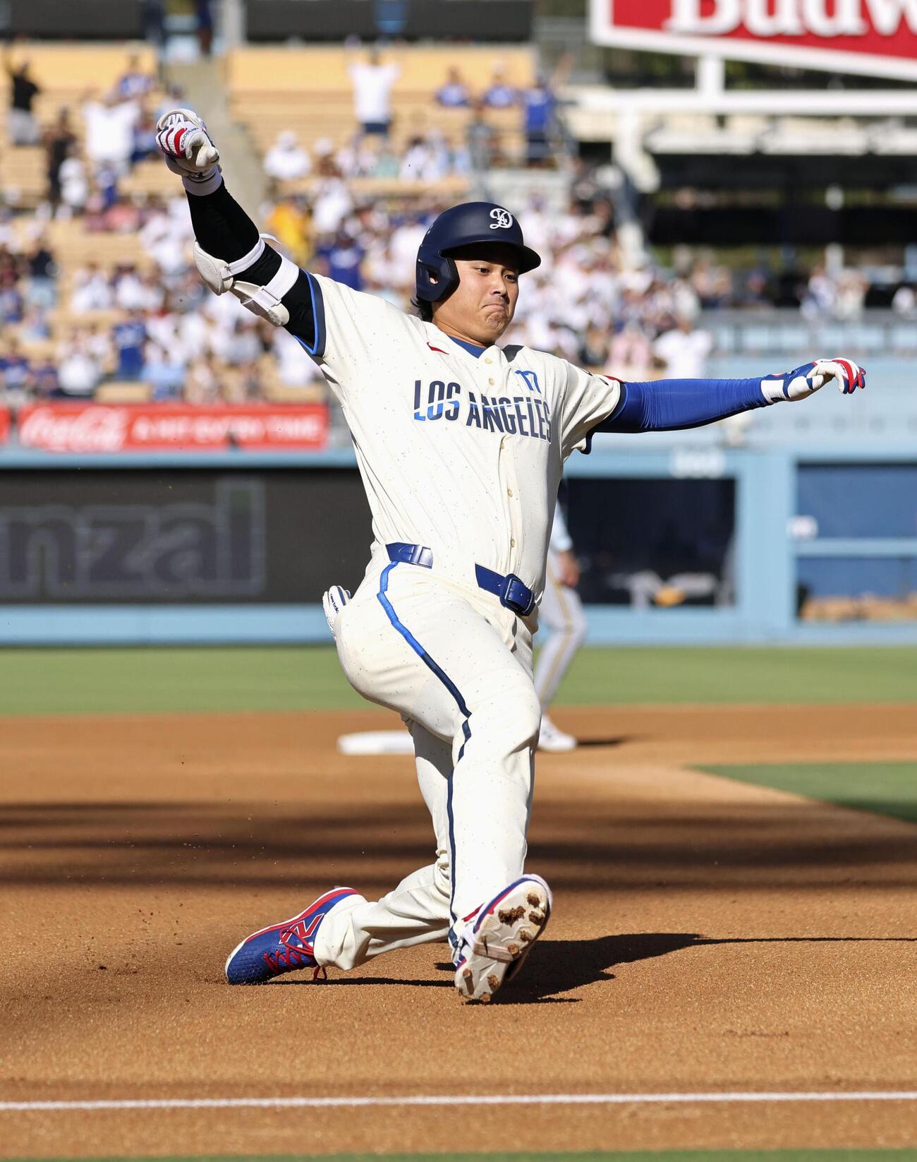 ブルワーズ戦の3回、適時三塁打を放ったドジャース・大谷＝ロサンゼルス（共同）