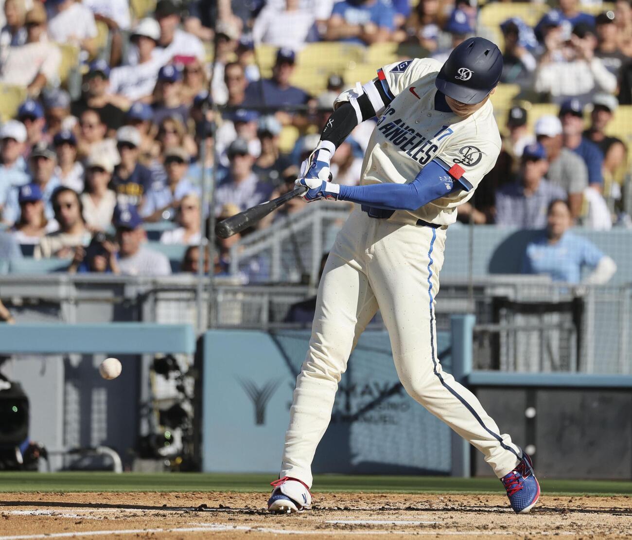 ブルワーズ戦の3回、適時三塁打を放つドジャース・大谷＝ロサンゼルス（共同）