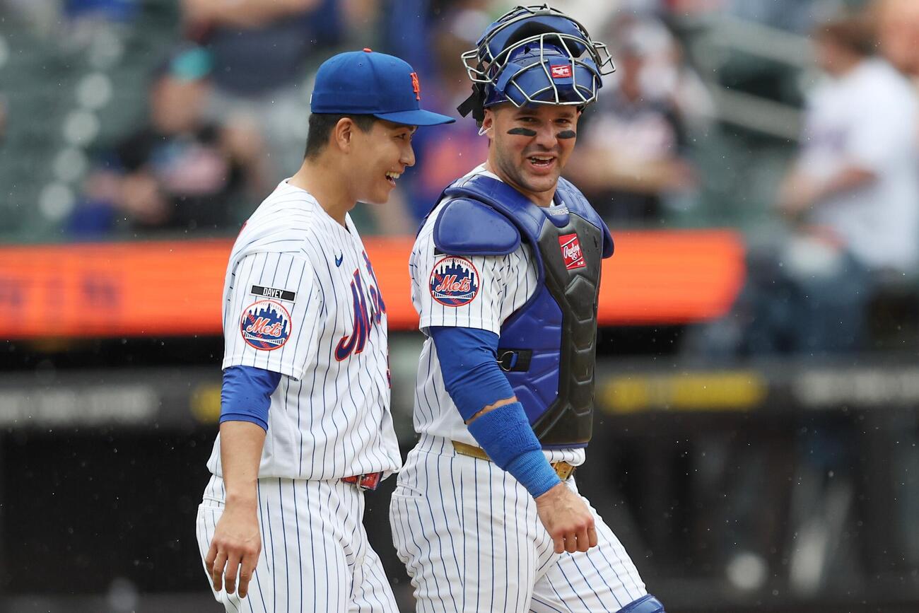 ナショナルズに勝利し、笑顔を見せるルイス・トレンズ（右）と千賀滉大（AP）