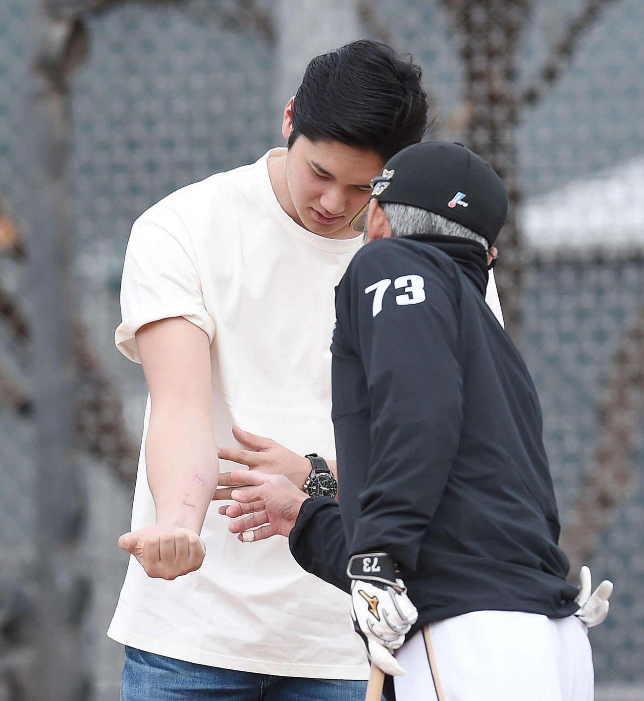 2019年、日本ハム緒方コーチに右肘の手術の痕を見せるエンゼルス時代の大谷（撮影・菅敏）