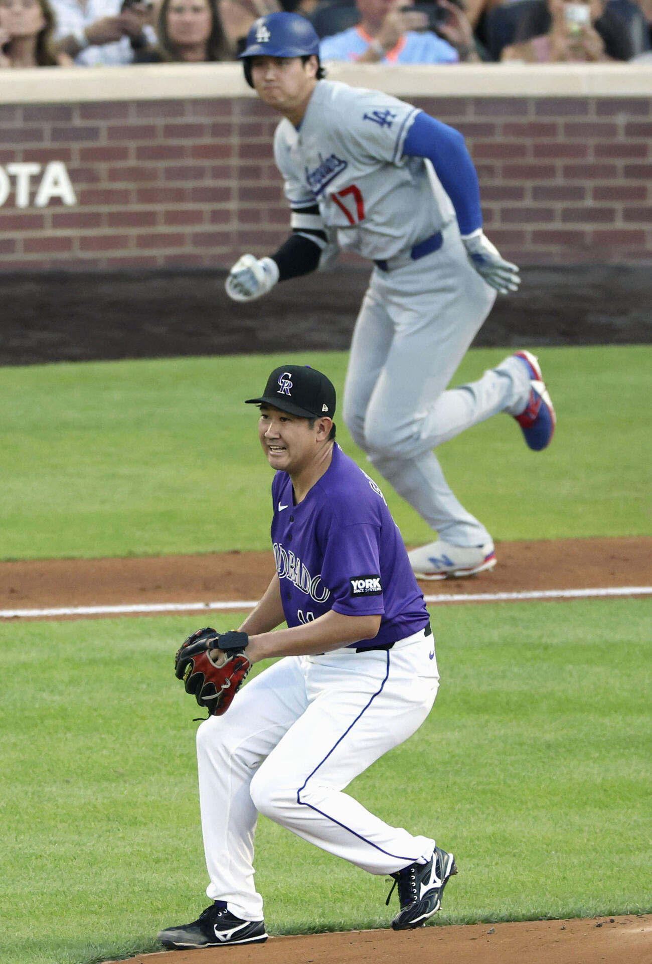 ドジャース戦の3回、大谷（奥）に内野安打を打たれたロッキーズ・菅野＝デンバー（共同）