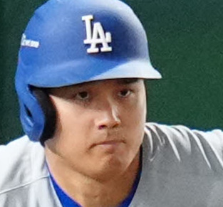 2025年3月18日、カブス対ドジャース　5回表ドジャース1死一塁、右前打を放つ大谷