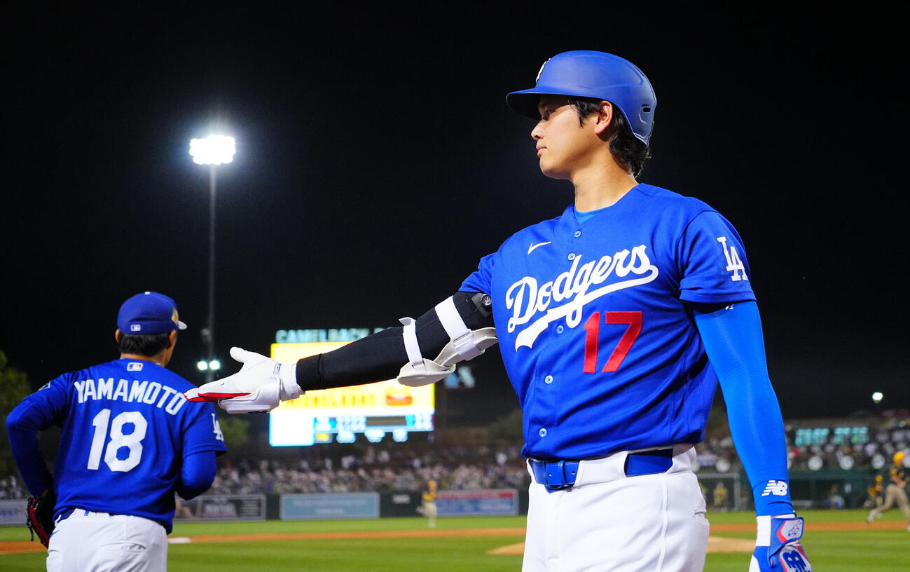 マウンドへ向かう山本（左）を見送りベンチに戻るドジャース大谷（2026年3月20日撮影）