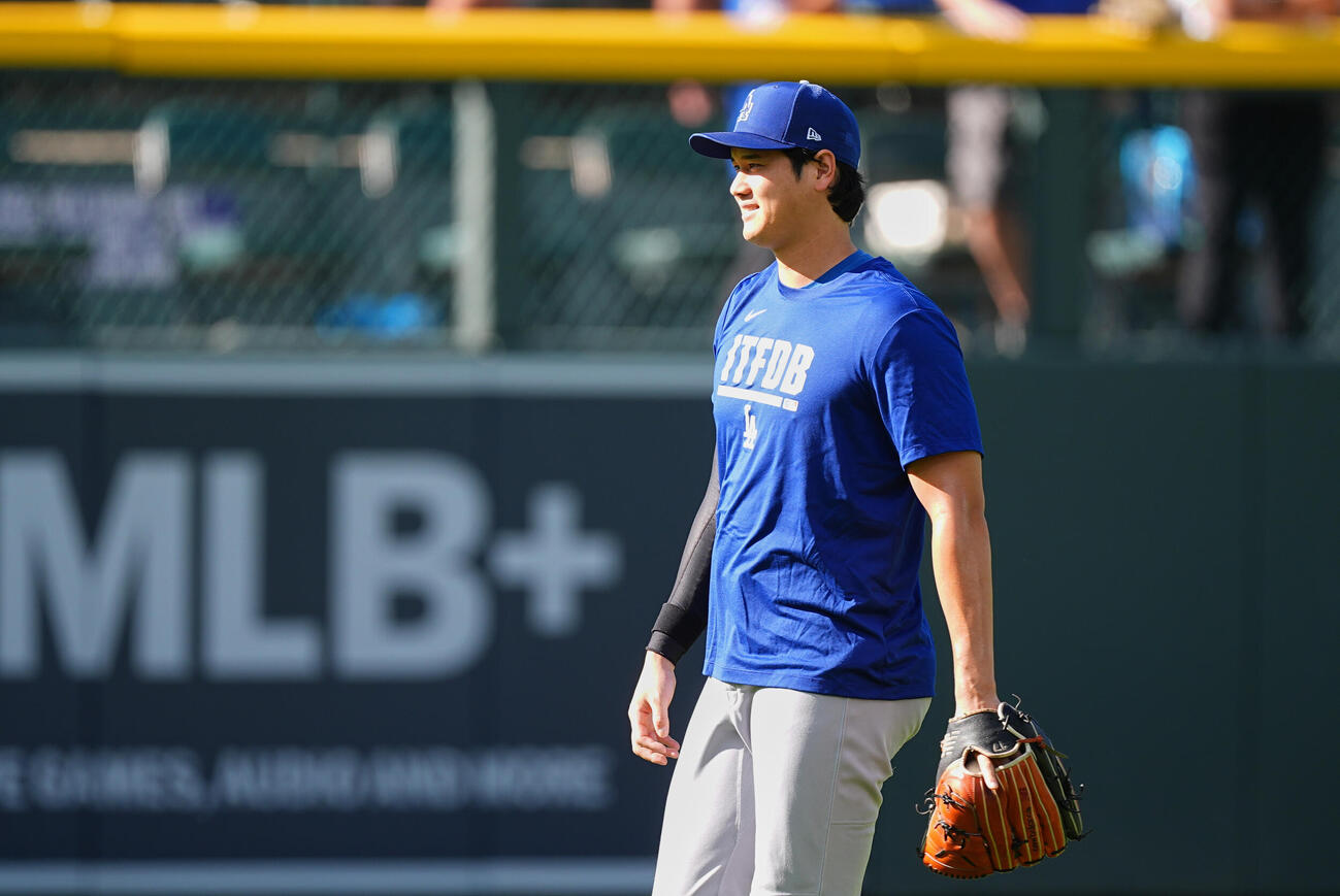 ロッキーズ戦の試合前、笑顔を見せるドジャース大谷翔平（AP）