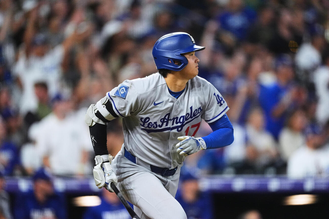 5回、ロッキーズ菅野智之からソロ本塁打を放ち、一塁へ向かうドジャース大谷翔平（AP）