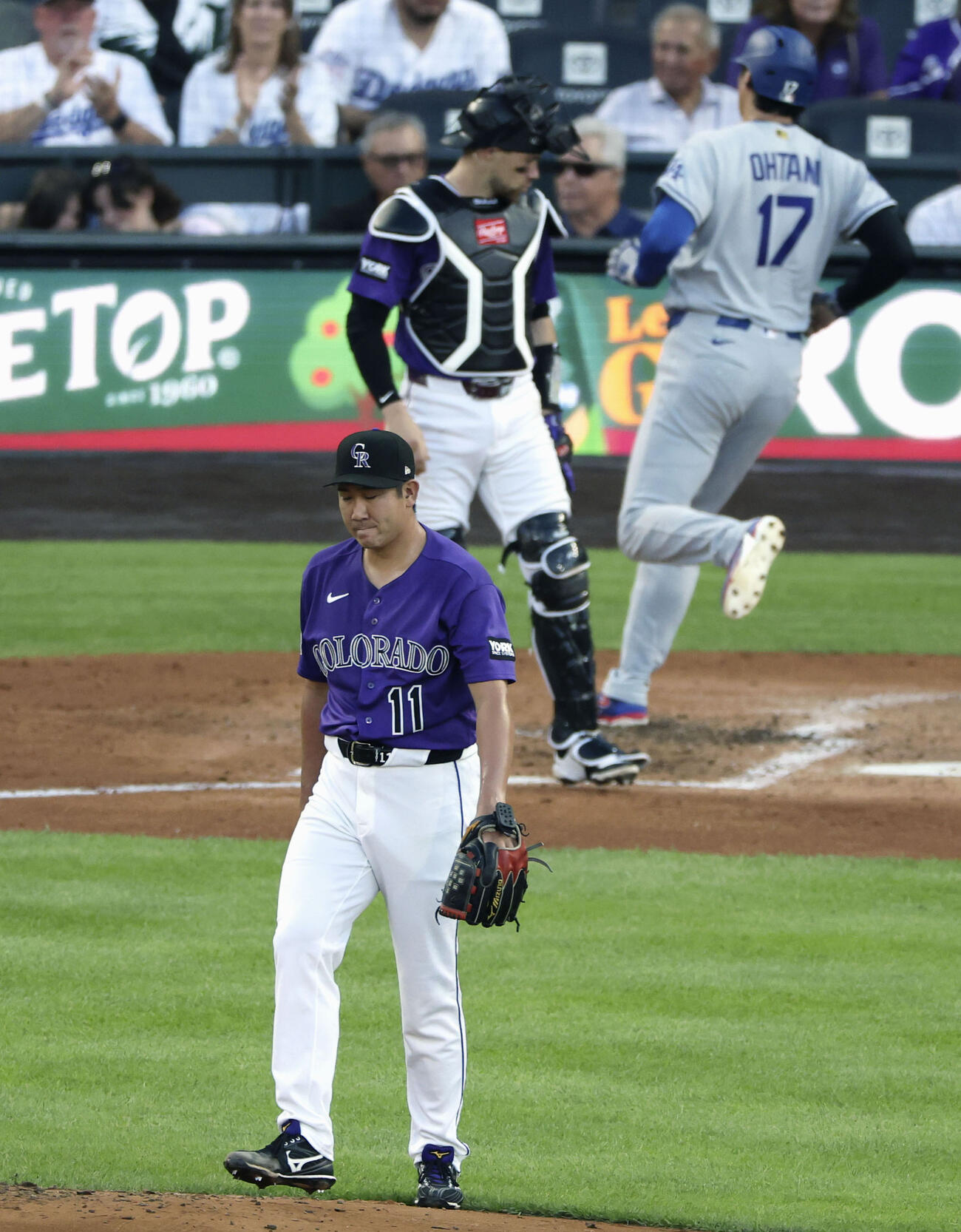 ドジャース戦の3回、パヘスの適時打で三走大谷（奥）の生還を許したロッキーズ菅野（共同）