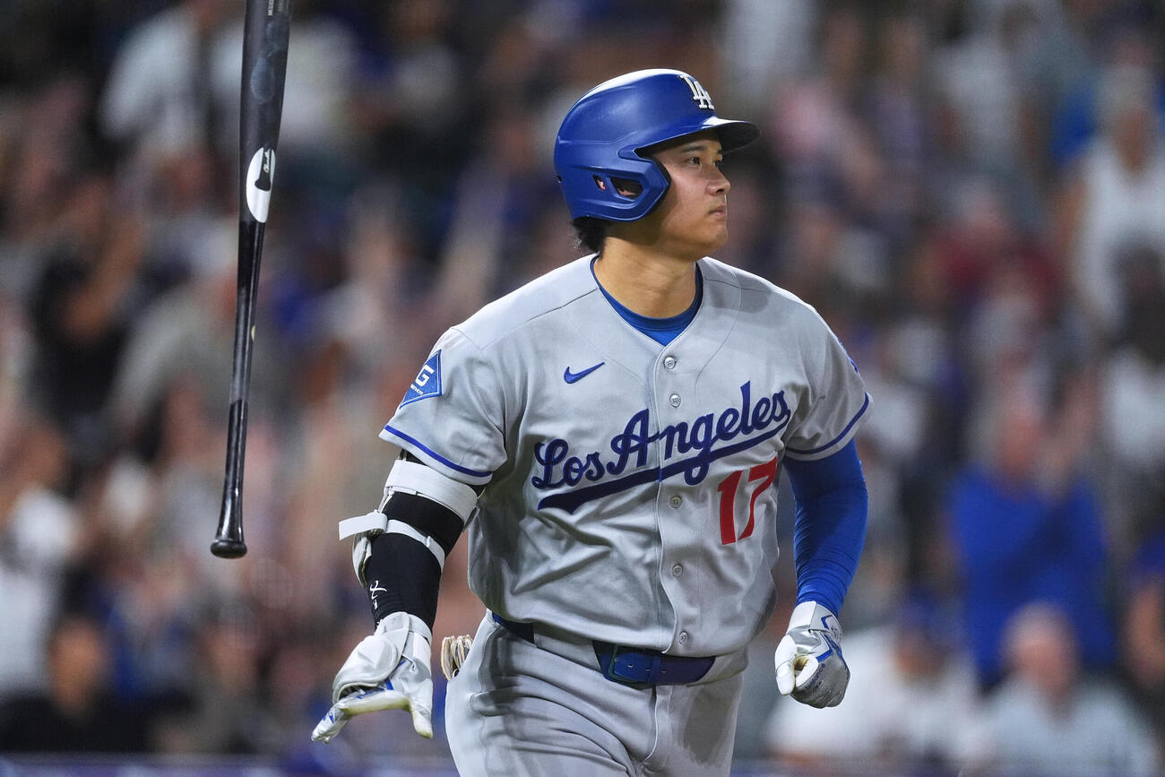 6回、ロッキーズのメヒアから2ラン本塁打を放ち、バットを放り投げているドジャースの大谷翔平（AP）