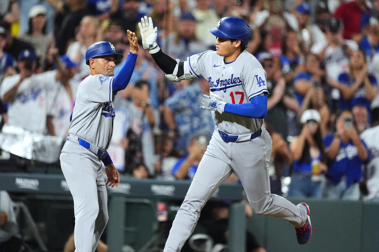 6回、2ラン本塁打を放ち、三塁コーチと喜ぶドジャース大谷翔平（AP）