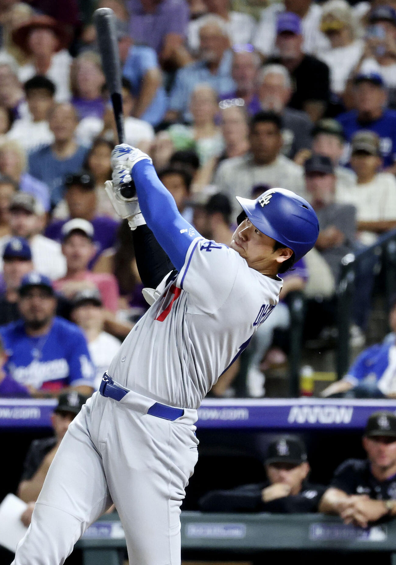 ロッキーズ戦の6回、2打席連続の本塁打となる29号2ランを放つドジャース大谷（共同）
