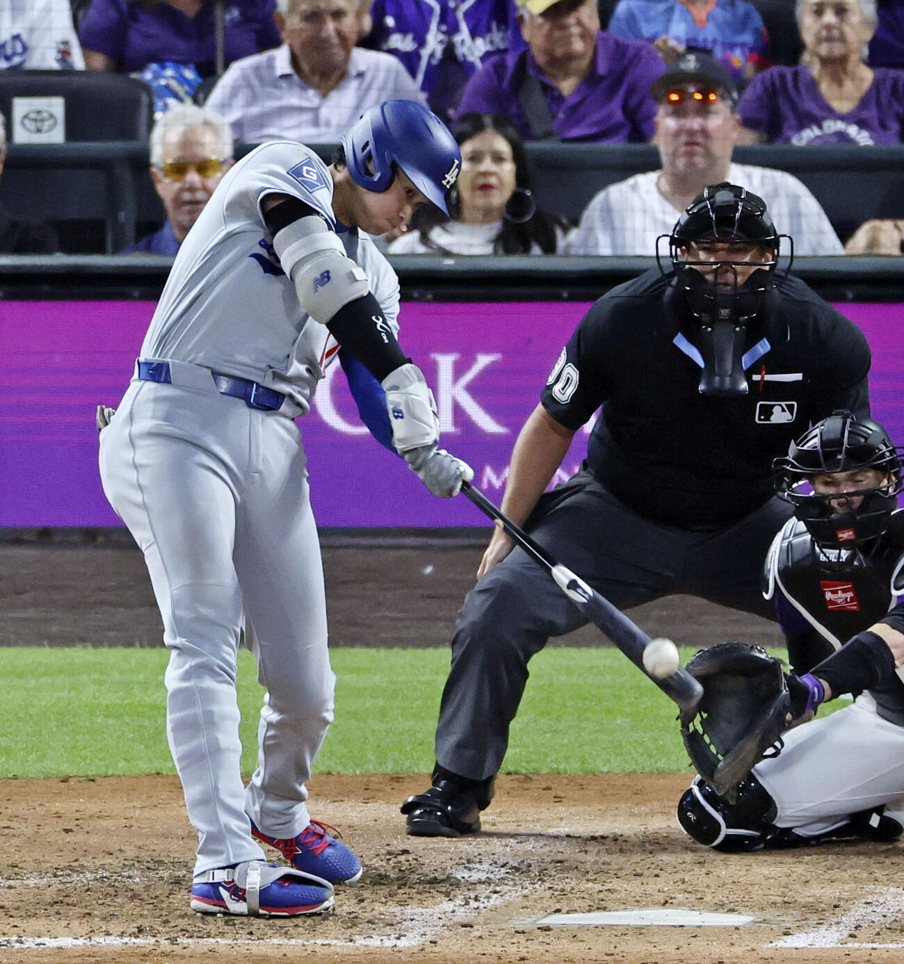 ロッキーズ戦の5回、28号ソロを放つドジャース大谷（共同）