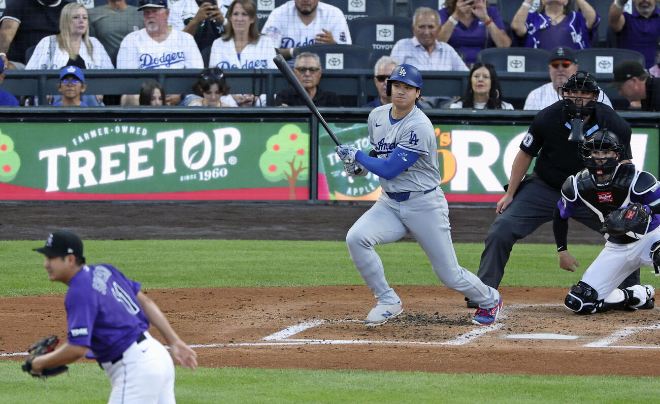 ロッキーズ戦の3回、二塁へ内野安打を放つドジャース大谷。投手菅野（共同）