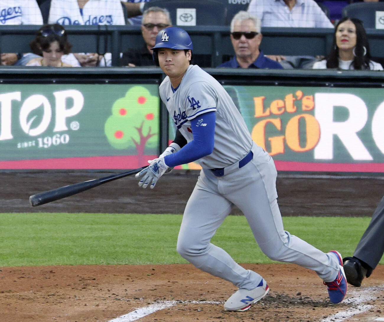 ロッキーズ戦の3回、二塁へ内野安打を放つドジャース大谷（共同）