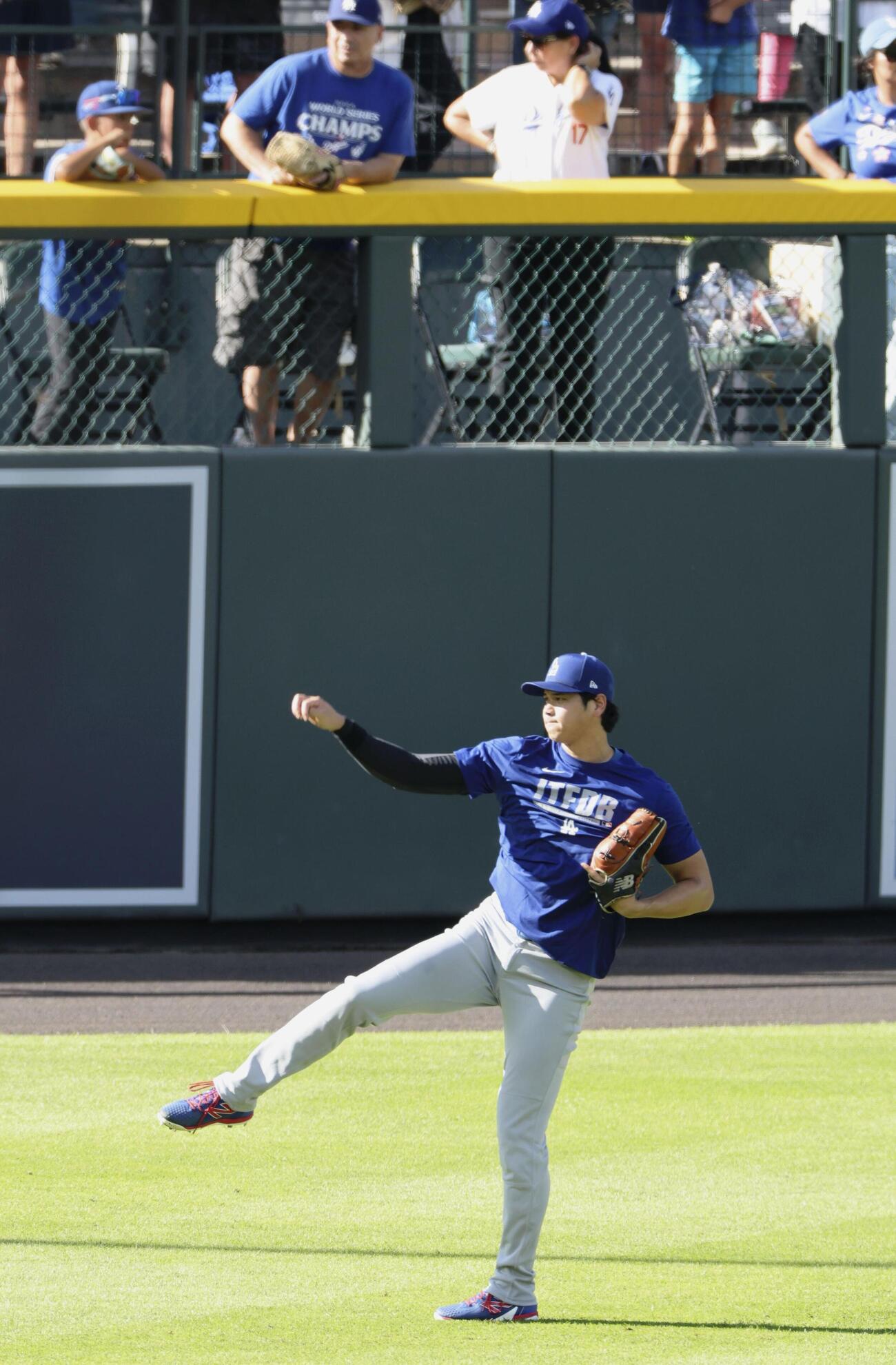キャッチボールで調整するドジャース大谷（共同）