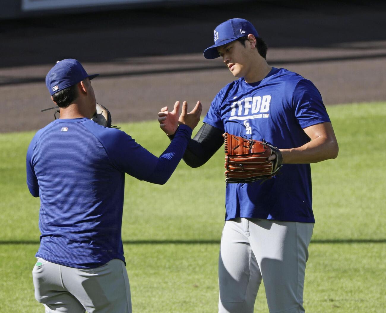 キャッチボールを終えたドジャース大谷（右）（共同）