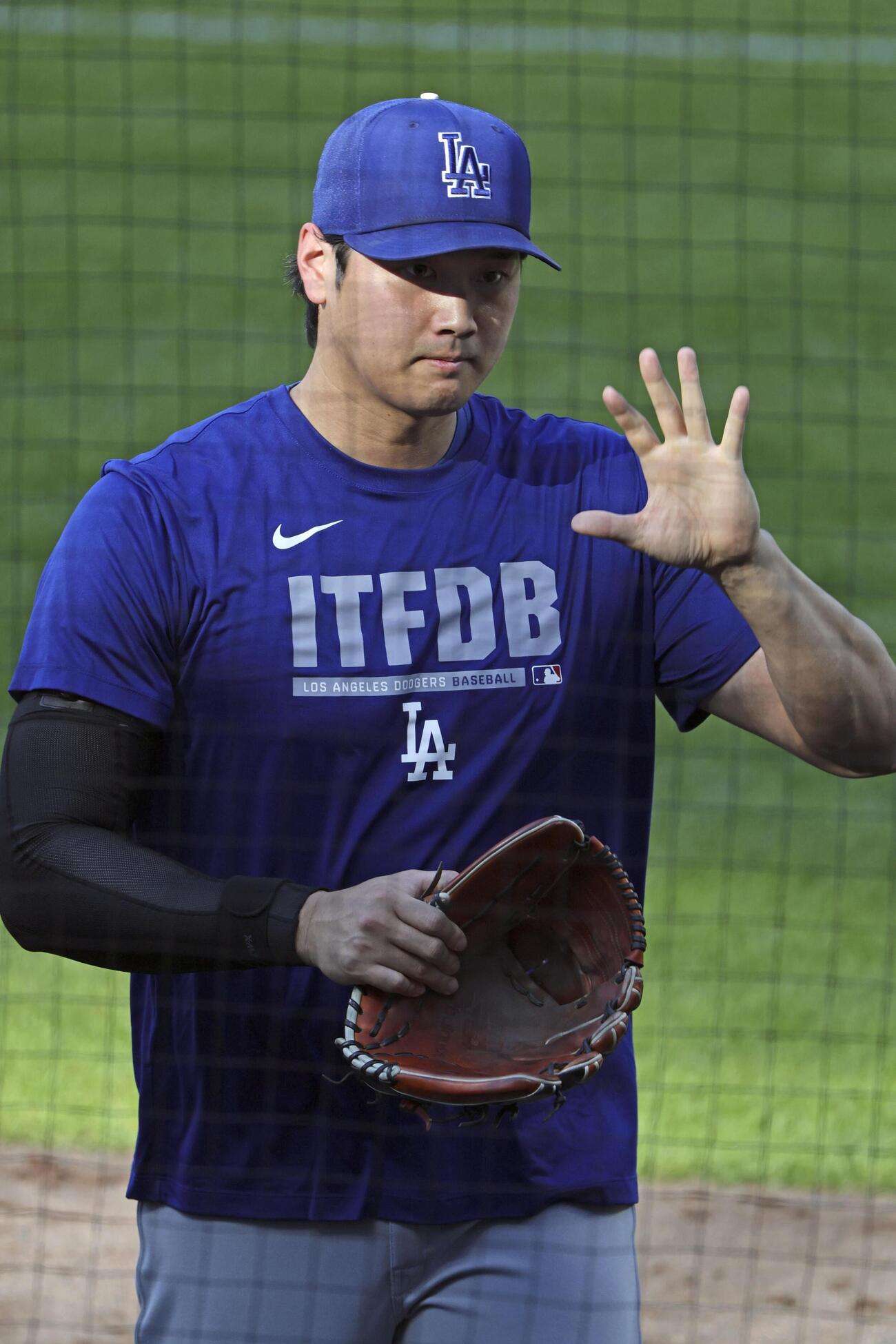 キャッチボールを終え、ファンの声援に応えるドジャース大谷（共同）