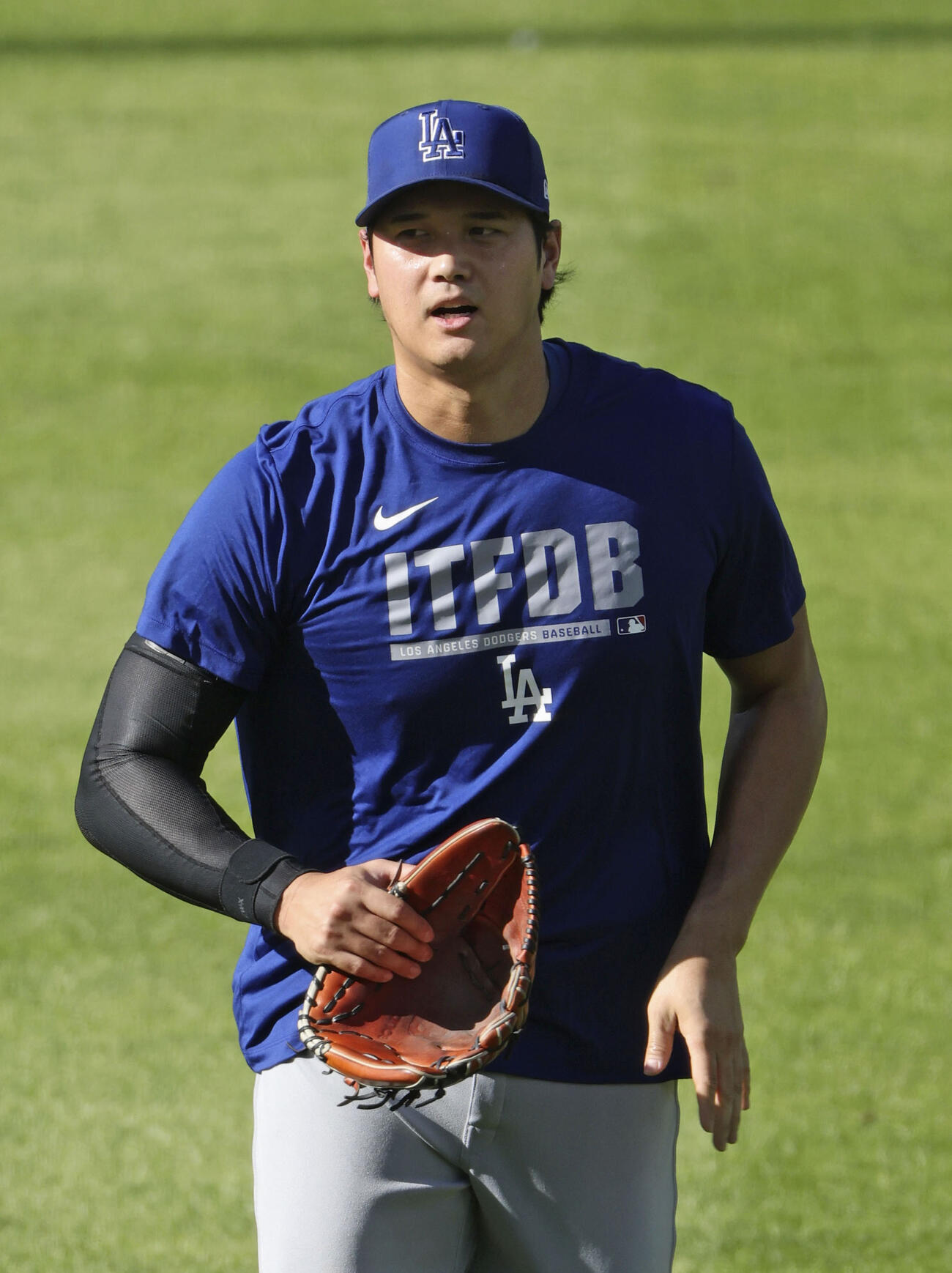 キャッチボールを終えたドジャース大谷（共同）