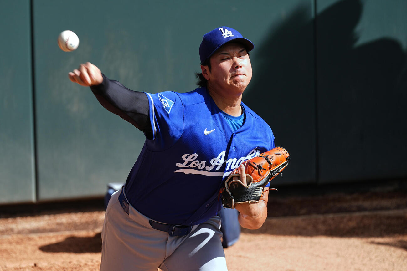 ブルペンで投球練習を行うドジャース大谷翔平（AP）