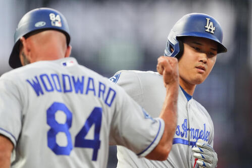 2点本塁打を放ち、一塁コーチとタッチを交わすドジャース大谷(AP)