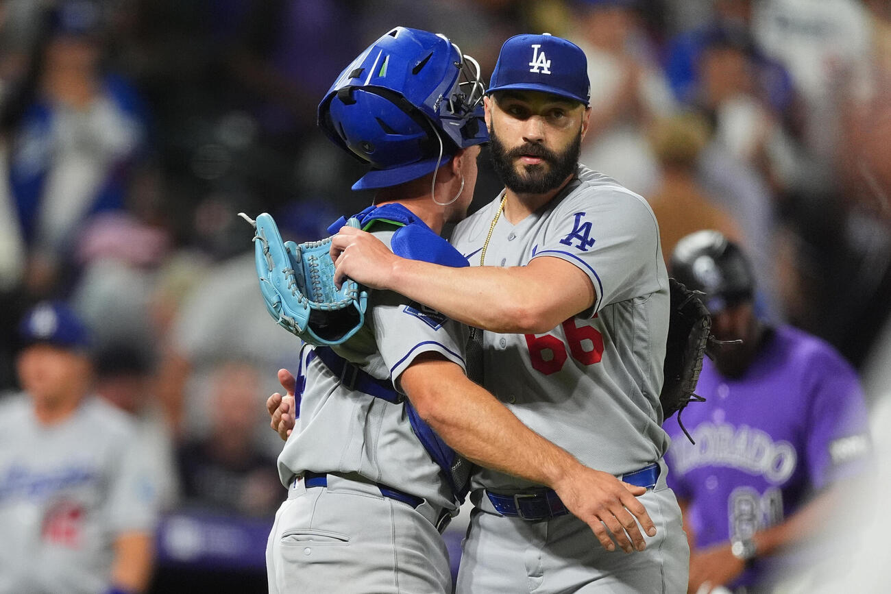 ロッキーズに勝利し、試合を締めたスコット（右）を祝福するロートベット（AP）