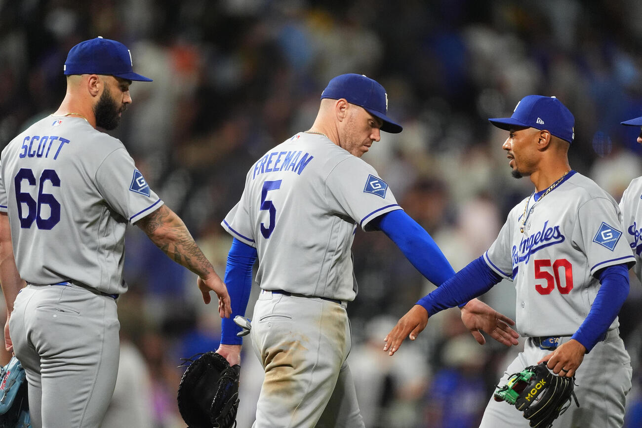 ロッキーズ戦に勝利し、タッチを交わす右からベッツ、フリーマン、スコット（AP）