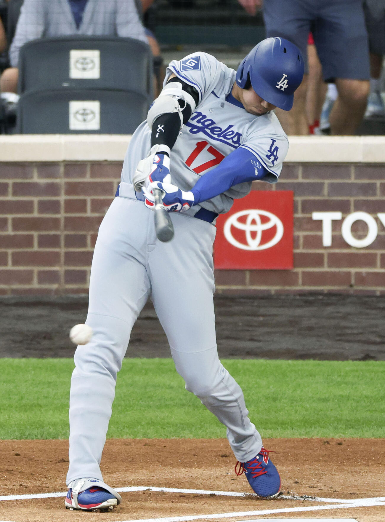 ロッキーズ戦の1回、二ゴロに倒れたドジャース・大谷＝デンバー（共同）